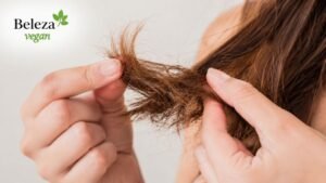 Descubra os sinais de que seu cabelo precisa de reconstrução capilar e evite danos maiores com um tratamento eficaz e vegano.